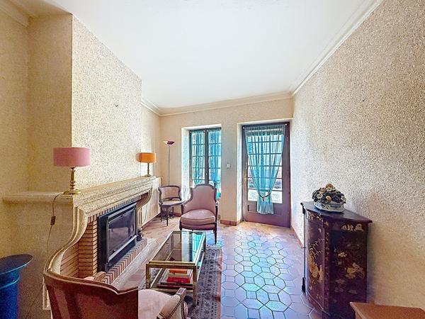 Maison Meximieux 4 pièce(s) 113 m2 plein centre ville, terrasse et terrain,
