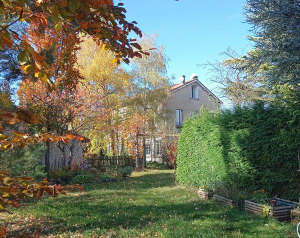 Maison de caractère de  233 m², idéale famille + espace professionnel possible à Sainte-Sigolène