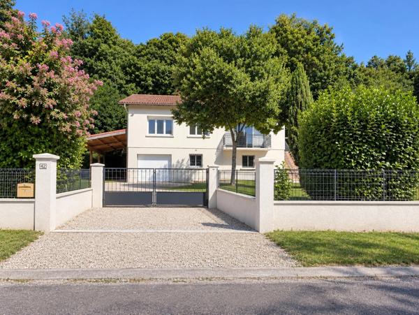 Maison entièrement rénovée à vendre 4 pièces de 85m2 avec 3 chambres et garage 60 m2 sur 833 m2 de terrain à CREYSSE (24)