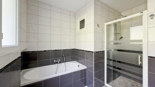 Maison entièrement rénovée à vendre 4 pièces de 85m2 avec 3 chambres et garage 60 m2 sur 833 m2 de terrain à CREYSSE (24)