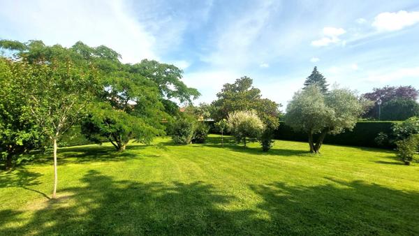 VILLA ATYPIQUE DANS SON BEAU JARDIN ET SES ATELIERS