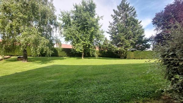 VILLA ATYPIQUE DANS SON BEAU JARDIN ET SES ATELIERS