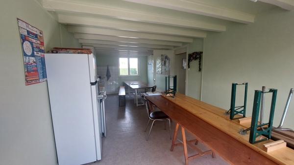 VILLA ATYPIQUE DANS SON BEAU JARDIN ET SES ATELIERS