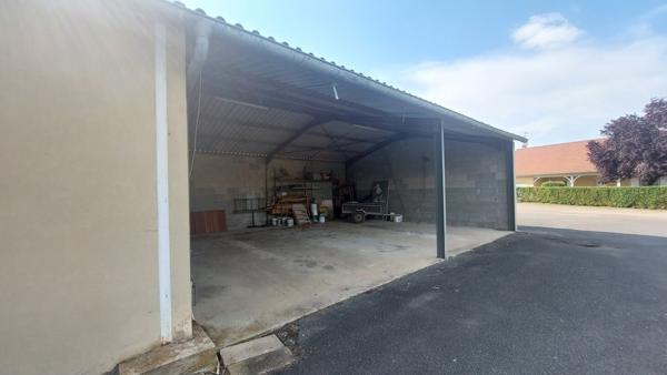 VILLA ATYPIQUE DANS SON BEAU JARDIN ET SES ATELIERS