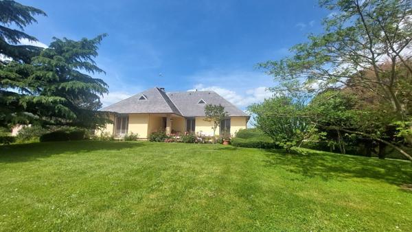 VILLA ATYPIQUE DANS SON BEAU JARDIN ET SES ATELIERS