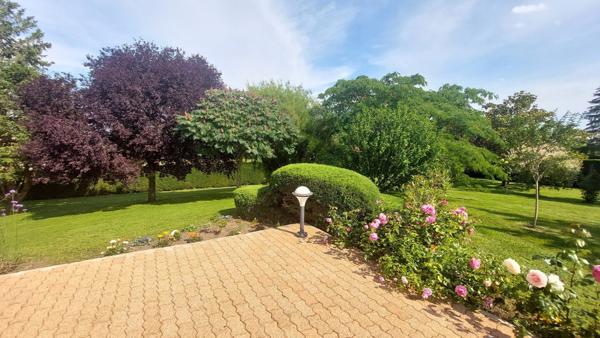 VILLA ATYPIQUE DANS SON BEAU JARDIN ET SES ATELIERS