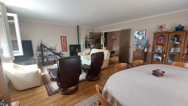 VILLA ATYPIQUE DANS SON BEAU JARDIN ET SES ATELIERS