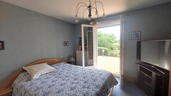 VILLA ATYPIQUE DANS SON BEAU JARDIN ET SES ATELIERS