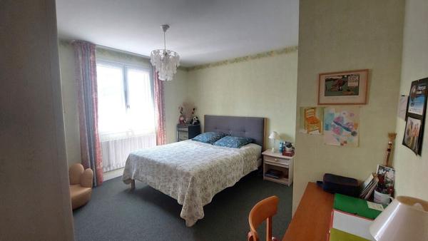 VILLA ATYPIQUE DANS SON BEAU JARDIN ET SES ATELIERS