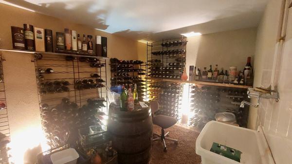 VILLA ATYPIQUE DANS SON BEAU JARDIN ET SES ATELIERS