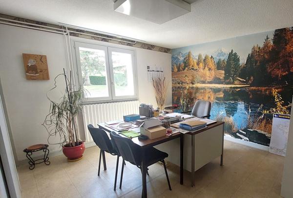 VILLA ATYPIQUE DANS SON BEAU JARDIN ET SES ATELIERS