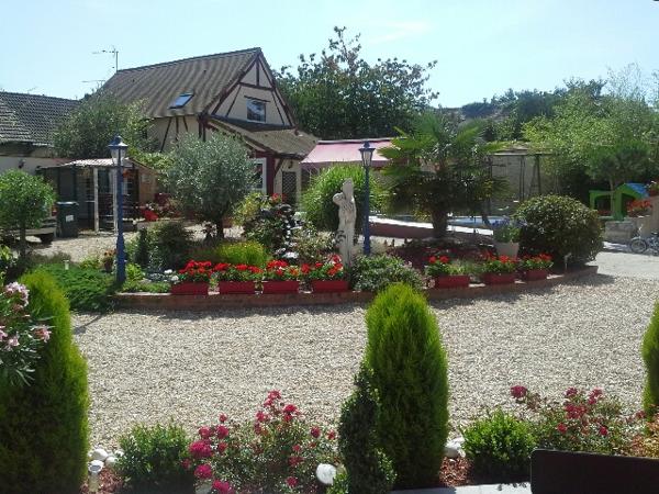 La Couture-Boussey (27750) Corps de ferme 230m2 + 3 gites (max14pers) + Pool house 130m2 avec piscine chauffée 26m2 + clientèle fidèle.