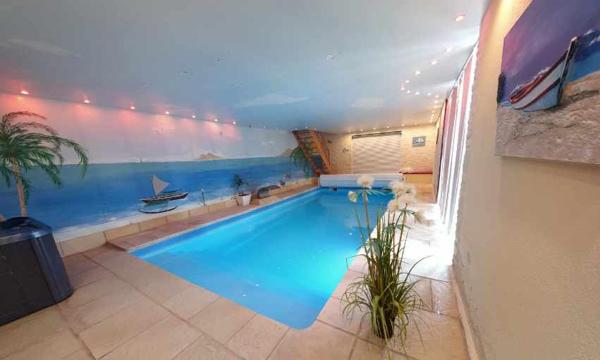 La Couture-Boussey (27750) Corps de ferme 230m2 + 3 gites (max14pers) + Pool house 130m2 avec piscine chauffée 26m2 + clientèle fidèle.