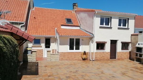 Maison de ville avec garage , centre ville .