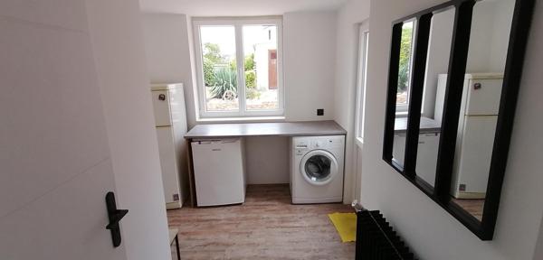 Maison de ville avec garage , centre ville .