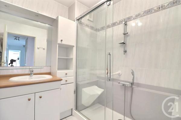 Appartement T4 à vendre  4 pièces - 82,88 m 2   ST RAPHAEL  - 83