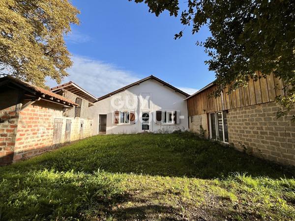 Coquette maison de plain-pied, 3 chambres, garage et dépendances