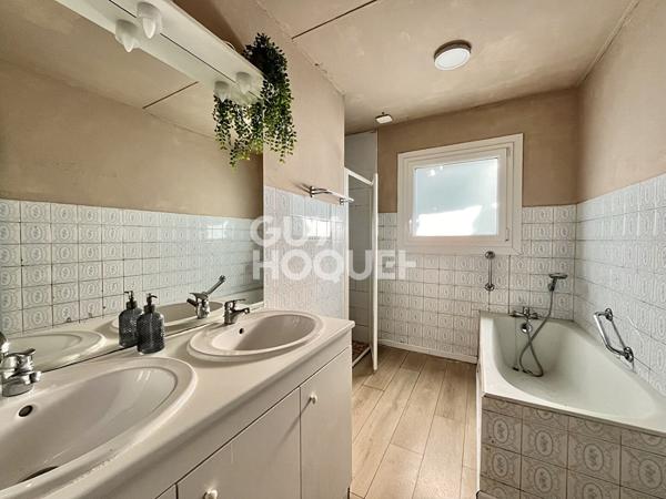 Coquette maison de plain-pied, 3 chambres, garage et dépendances