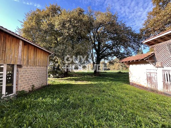 Coquette maison de plain-pied, 3 chambres, garage et dépendances