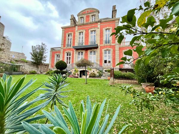 Hôtel particulier du 19 ème à vendre au coeur de Dinan - 360 m² , bien d'exception.