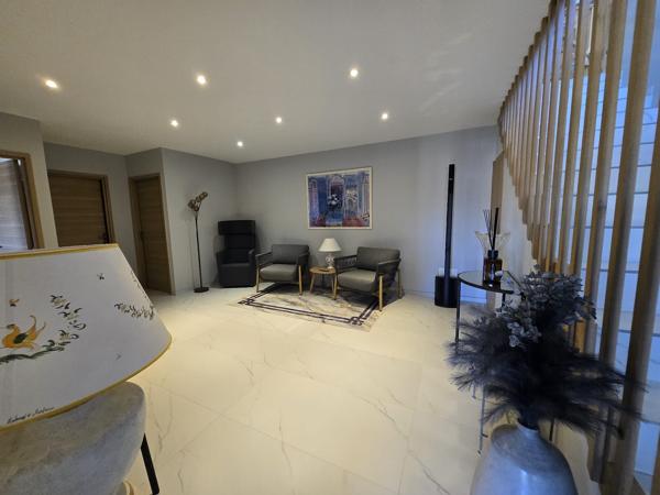 VILLA CONTEMPORAINE D'EXCEPTION - 2022 - 195,19 m² + garage - Piscine - Domaine sécurisé