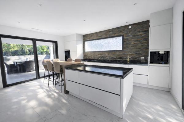 VILLA CONTEMPORAINE D'EXCEPTION - 2022 - 195,19 m² + garage - Piscine - Domaine sécurisé
