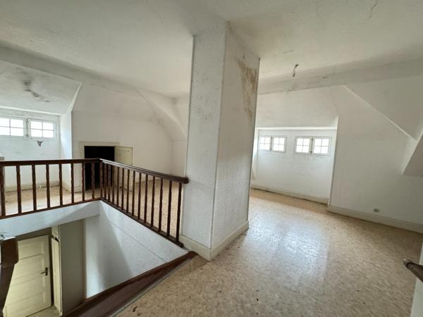 Maison - 10 pièces - 273 m²