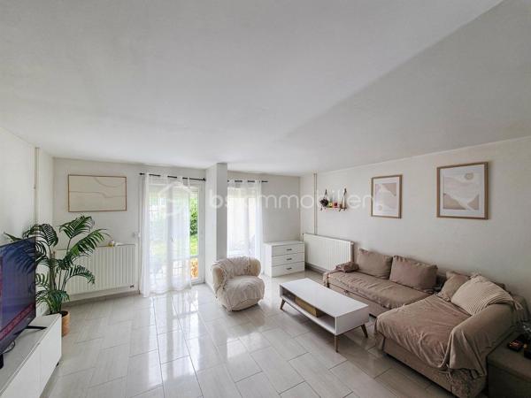 🏡 À VENDRE – MAISON FAMILIALE 98 m² À VÉMARS

💰 Prix : 265 000 €

Vous recherchez une maison familiale avec 4 chambres, un extérieur et un environnement calme ? Cette maison située à Vémars pourrait bien vous séduire !

📐 98 m² habitables

🏠 Une maison fonctionnelle et familiale
Au rez-de-chaussée :
• Une cuisine indépendante
• Un salon / séjour convivial
• Un WC indépendant
• Une buanderie
• Un accès à un petit jardin, idéal pour profiter des beaux jours 🌿

À l’étage :
• 4 chambres
• Une salle de bains

✨ Une maison idéale pour une famille, avec des espaces bien répartis et un extérieur facile à entretenir.

📍 Un emplacement pratique
Vémars offre un cadre de vie calme tout en restant proche des commodités :
🎓 École maternelle et école élémentaire dans la commune
🛒 Commerces et services de proximité
🚌 Réseau de bus desservant notamment Roissy / l’aéroport CDG, Louvres et les communes voisines
🚆 Gare de Louvres et gare de Survilliers-Fosses à quelques kilomètres
✈️ Proximité de Roissy-Charles-de-Gaulle et des grands axes routiers
🌳 Environnement résidentiel et espaces verts

Vémars compte notamment une école maternelle et une école élémentaire, ainsi que de nombreux services et équipements de proximité. (Zimo⁠Attachment.png)

💶 265 000 €

📞 Vous souhaitez découvrir cette maison ? Contactez-moi pour plus d’informations ou pour organiser une visite.

Karine – BSK Immobilier
📱 06 50 35 63 00