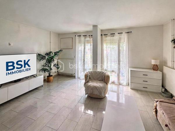 🏡 À VENDRE – MAISON FAMILIALE 98 m² À VÉMARS

💰 Prix : 265 000 €

Vous recherchez une maison familiale avec 4 chambres, un extérieur et un environnement calme ? Cette maison située à Vémars pourrait bien vous séduire !

📐 98 m² habitables

🏠 Une maison fonctionnelle et familiale
Au rez-de-chaussée :
• Une cuisine indépendante
• Un salon / séjour convivial
• Un WC indépendant
• Une buanderie
• Un accès à un petit jardin, idéal pour profiter des beaux jours 🌿

À l’étage :
• 4 chambres
• Une salle de bains

✨ Une maison idéale pour une famille, avec des espaces bien répartis et un extérieur facile à entretenir.

📍 Un emplacement pratique
Vémars offre un cadre de vie calme tout en restant proche des commodités :
🎓 École maternelle et école élémentaire dans la commune
🛒 Commerces et services de proximité
🚌 Réseau de bus desservant notamment Roissy / l’aéroport CDG, Louvres et les communes voisines
🚆 Gare de Louvres et gare de Survilliers-Fosses à quelques kilomètres
✈️ Proximité de Roissy-Charles-de-Gaulle et des grands axes routiers
🌳 Environnement résidentiel et espaces verts

Vémars compte notamment une école maternelle et une école élémentaire, ainsi que de nombreux services et équipements de proximité. (Zimo⁠Attachment.png)

💶 265 000 €

📞 Vous souhaitez découvrir cette maison ? Contactez-moi pour plus d’informations ou pour organiser une visite.

Karine – BSK Immobilier
📱 06 50 35 63 00