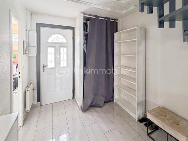 🏡 À VENDRE – MAISON FAMILIALE 98 m² À VÉMARS

💰 Prix : 265 000 €

Vous recherchez une maison familiale avec 4 chambres, un extérieur et un environnement calme ? Cette maison située à Vémars pourrait bien vous séduire !

📐 98 m² habitables

🏠 Une maison fonctionnelle et familiale
Au rez-de-chaussée :
• Une cuisine indépendante
• Un salon / séjour convivial
• Un WC indépendant
• Une buanderie
• Un accès à un petit jardin, idéal pour profiter des beaux jours 🌿

À l’étage :
• 4 chambres
• Une salle de bains

✨ Une maison idéale pour une famille, avec des espaces bien répartis et un extérieur facile à entretenir.

📍 Un emplacement pratique
Vémars offre un cadre de vie calme tout en restant proche des commodités :
🎓 École maternelle et école élémentaire dans la commune
🛒 Commerces et services de proximité
🚌 Réseau de bus desservant notamment Roissy / l’aéroport CDG, Louvres et les communes voisines
🚆 Gare de Louvres et gare de Survilliers-Fosses à quelques kilomètres
✈️ Proximité de Roissy-Charles-de-Gaulle et des grands axes routiers
🌳 Environnement résidentiel et espaces verts

Vémars compte notamment une école maternelle et une école élémentaire, ainsi que de nombreux services et équipements de proximité. (Zimo⁠Attachment.png)

💶 265 000 €

📞 Vous souhaitez découvrir cette maison ? Contactez-moi pour plus d’informations ou pour organiser une visite.

Karine – BSK Immobilier
📱 06 50 35 63 00