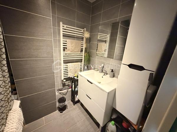 🏡 À VENDRE – MAISON FAMILIALE 98 m² À VÉMARS

💰 Prix : 265 000 €

Vous recherchez une maison familiale avec 4 chambres, un extérieur et un environnement calme ? Cette maison située à Vémars pourrait bien vous séduire !

📐 98 m² habitables

🏠 Une maison fonctionnelle et familiale
Au rez-de-chaussée :
• Une cuisine indépendante
• Un salon / séjour convivial
• Un WC indépendant
• Une buanderie
• Un accès à un petit jardin, idéal pour profiter des beaux jours 🌿

À l’étage :
• 4 chambres
• Une salle de bains

✨ Une maison idéale pour une famille, avec des espaces bien répartis et un extérieur facile à entretenir.

📍 Un emplacement pratique
Vémars offre un cadre de vie calme tout en restant proche des commodités :
🎓 École maternelle et école élémentaire dans la commune
🛒 Commerces et services de proximité
🚌 Réseau de bus desservant notamment Roissy / l’aéroport CDG, Louvres et les communes voisines
🚆 Gare de Louvres et gare de Survilliers-Fosses à quelques kilomètres
✈️ Proximité de Roissy-Charles-de-Gaulle et des grands axes routiers
🌳 Environnement résidentiel et espaces verts

Vémars compte notamment une école maternelle et une école élémentaire, ainsi que de nombreux services et équipements de proximité. (Zimo⁠Attachment.png)

💶 265 000 €

📞 Vous souhaitez découvrir cette maison ? Contactez-moi pour plus d’informations ou pour organiser une visite.

Karine – BSK Immobilier
📱 06 50 35 63 00