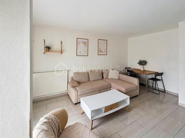 🏡 À VENDRE – MAISON FAMILIALE 98 m² À VÉMARS

💰 Prix : 265 000 €

Vous recherchez une maison familiale avec 4 chambres, un extérieur et un environnement calme ? Cette maison située à Vémars pourrait bien vous séduire !

📐 98 m² habitables

🏠 Une maison fonctionnelle et familiale
Au rez-de-chaussée :
• Une cuisine indépendante
• Un salon / séjour convivial
• Un WC indépendant
• Une buanderie
• Un accès à un petit jardin, idéal pour profiter des beaux jours 🌿

À l’étage :
• 4 chambres
• Une salle de bains

✨ Une maison idéale pour une famille, avec des espaces bien répartis et un extérieur facile à entretenir.

📍 Un emplacement pratique
Vémars offre un cadre de vie calme tout en restant proche des commodités :
🎓 École maternelle et école élémentaire dans la commune
🛒 Commerces et services de proximité
🚌 Réseau de bus desservant notamment Roissy / l’aéroport CDG, Louvres et les communes voisines
🚆 Gare de Louvres et gare de Survilliers-Fosses à quelques kilomètres
✈️ Proximité de Roissy-Charles-de-Gaulle et des grands axes routiers
🌳 Environnement résidentiel et espaces verts

Vémars compte notamment une école maternelle et une école élémentaire, ainsi que de nombreux services et équipements de proximité. (Zimo⁠Attachment.png)

💶 265 000 €

📞 Vous souhaitez découvrir cette maison ? Contactez-moi pour plus d’informations ou pour organiser une visite.

Karine – BSK Immobilier
📱 06 50 35 63 00