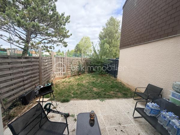 🏡 À VENDRE – MAISON FAMILIALE 98 m² À VÉMARS

💰 Prix : 265 000 €

Vous recherchez une maison familiale avec 4 chambres, un extérieur et un environnement calme ? Cette maison située à Vémars pourrait bien vous séduire !

📐 98 m² habitables

🏠 Une maison fonctionnelle et familiale
Au rez-de-chaussée :
• Une cuisine indépendante
• Un salon / séjour convivial
• Un WC indépendant
• Une buanderie
• Un accès à un petit jardin, idéal pour profiter des beaux jours 🌿

À l’étage :
• 4 chambres
• Une salle de bains

✨ Une maison idéale pour une famille, avec des espaces bien répartis et un extérieur facile à entretenir.

📍 Un emplacement pratique
Vémars offre un cadre de vie calme tout en restant proche des commodités :
🎓 École maternelle et école élémentaire dans la commune
🛒 Commerces et services de proximité
🚌 Réseau de bus desservant notamment Roissy / l’aéroport CDG, Louvres et les communes voisines
🚆 Gare de Louvres et gare de Survilliers-Fosses à quelques kilomètres
✈️ Proximité de Roissy-Charles-de-Gaulle et des grands axes routiers
🌳 Environnement résidentiel et espaces verts

Vémars compte notamment une école maternelle et une école élémentaire, ainsi que de nombreux services et équipements de proximité. (Zimo⁠Attachment.png)

💶 265 000 €

📞 Vous souhaitez découvrir cette maison ? Contactez-moi pour plus d’informations ou pour organiser une visite.

Karine – BSK Immobilier
📱 06 50 35 63 00