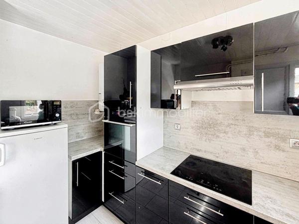 🏡 À VENDRE – MAISON FAMILIALE 98 m² À VÉMARS

💰 Prix : 265 000 €

Vous recherchez une maison familiale avec 4 chambres, un extérieur et un environnement calme ? Cette maison située à Vémars pourrait bien vous séduire !

📐 98 m² habitables

🏠 Une maison fonctionnelle et familiale
Au rez-de-chaussée :
• Une cuisine indépendante
• Un salon / séjour convivial
• Un WC indépendant
• Une buanderie
• Un accès à un petit jardin, idéal pour profiter des beaux jours 🌿

À l’étage :
• 4 chambres
• Une salle de bains

✨ Une maison idéale pour une famille, avec des espaces bien répartis et un extérieur facile à entretenir.

📍 Un emplacement pratique
Vémars offre un cadre de vie calme tout en restant proche des commodités :
🎓 École maternelle et école élémentaire dans la commune
🛒 Commerces et services de proximité
🚌 Réseau de bus desservant notamment Roissy / l’aéroport CDG, Louvres et les communes voisines
🚆 Gare de Louvres et gare de Survilliers-Fosses à quelques kilomètres
✈️ Proximité de Roissy-Charles-de-Gaulle et des grands axes routiers
🌳 Environnement résidentiel et espaces verts

Vémars compte notamment une école maternelle et une école élémentaire, ainsi que de nombreux services et équipements de proximité. (Zimo⁠Attachment.png)

💶 265 000 €

📞 Vous souhaitez découvrir cette maison ? Contactez-moi pour plus d’informations ou pour organiser une visite.

Karine – BSK Immobilier
📱 06 50 35 63 00