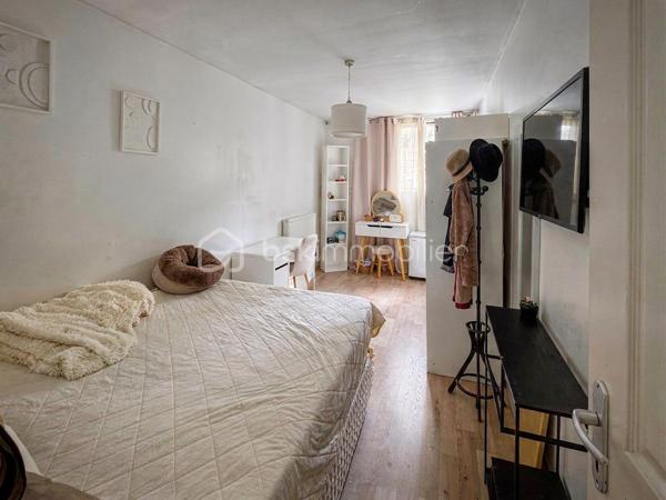 🏡 À VENDRE – MAISON FAMILIALE 98 m² À VÉMARS

💰 Prix : 265 000 €

Vous recherchez une maison familiale avec 4 chambres, un extérieur et un environnement calme ? Cette maison située à Vémars pourrait bien vous séduire !

📐 98 m² habitables

🏠 Une maison fonctionnelle et familiale
Au rez-de-chaussée :
• Une cuisine indépendante
• Un salon / séjour convivial
• Un WC indépendant
• Une buanderie
• Un accès à un petit jardin, idéal pour profiter des beaux jours 🌿

À l’étage :
• 4 chambres
• Une salle de bains

✨ Une maison idéale pour une famille, avec des espaces bien répartis et un extérieur facile à entretenir.

📍 Un emplacement pratique
Vémars offre un cadre de vie calme tout en restant proche des commodités :
🎓 École maternelle et école élémentaire dans la commune
🛒 Commerces et services de proximité
🚌 Réseau de bus desservant notamment Roissy / l’aéroport CDG, Louvres et les communes voisines
🚆 Gare de Louvres et gare de Survilliers-Fosses à quelques kilomètres
✈️ Proximité de Roissy-Charles-de-Gaulle et des grands axes routiers
🌳 Environnement résidentiel et espaces verts

Vémars compte notamment une école maternelle et une école élémentaire, ainsi que de nombreux services et équipements de proximité. (Zimo⁠Attachment.png)

💶 265 000 €

📞 Vous souhaitez découvrir cette maison ? Contactez-moi pour plus d’informations ou pour organiser une visite.

Karine – BSK Immobilier
📱 06 50 35 63 00