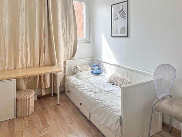 🏡 À VENDRE – MAISON FAMILIALE 98 m² À VÉMARS

💰 Prix : 265 000 €

Vous recherchez une maison familiale avec 4 chambres, un extérieur et un environnement calme ? Cette maison située à Vémars pourrait bien vous séduire !

📐 98 m² habitables

🏠 Une maison fonctionnelle et familiale
Au rez-de-chaussée :
• Une cuisine indépendante
• Un salon / séjour convivial
• Un WC indépendant
• Une buanderie
• Un accès à un petit jardin, idéal pour profiter des beaux jours 🌿

À l’étage :
• 4 chambres
• Une salle de bains

✨ Une maison idéale pour une famille, avec des espaces bien répartis et un extérieur facile à entretenir.

📍 Un emplacement pratique
Vémars offre un cadre de vie calme tout en restant proche des commodités :
🎓 École maternelle et école élémentaire dans la commune
🛒 Commerces et services de proximité
🚌 Réseau de bus desservant notamment Roissy / l’aéroport CDG, Louvres et les communes voisines
🚆 Gare de Louvres et gare de Survilliers-Fosses à quelques kilomètres
✈️ Proximité de Roissy-Charles-de-Gaulle et des grands axes routiers
🌳 Environnement résidentiel et espaces verts

Vémars compte notamment une école maternelle et une école élémentaire, ainsi que de nombreux services et équipements de proximité. (Zimo⁠Attachment.png)

💶 265 000 €

📞 Vous souhaitez découvrir cette maison ? Contactez-moi pour plus d’informations ou pour organiser une visite.

Karine – BSK Immobilier
📱 06 50 35 63 00