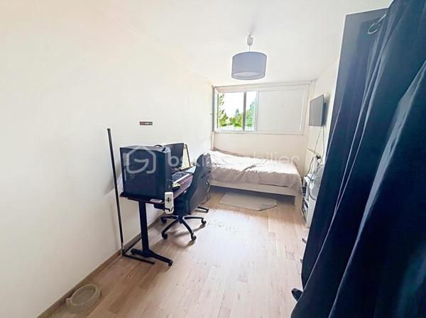 🏡 À VENDRE – MAISON FAMILIALE 98 m² À VÉMARS

💰 Prix : 265 000 €

Vous recherchez une maison familiale avec 4 chambres, un extérieur et un environnement calme ? Cette maison située à Vémars pourrait bien vous séduire !

📐 98 m² habitables

🏠 Une maison fonctionnelle et familiale
Au rez-de-chaussée :
• Une cuisine indépendante
• Un salon / séjour convivial
• Un WC indépendant
• Une buanderie
• Un accès à un petit jardin, idéal pour profiter des beaux jours 🌿

À l’étage :
• 4 chambres
• Une salle de bains

✨ Une maison idéale pour une famille, avec des espaces bien répartis et un extérieur facile à entretenir.

📍 Un emplacement pratique
Vémars offre un cadre de vie calme tout en restant proche des commodités :
🎓 École maternelle et école élémentaire dans la commune
🛒 Commerces et services de proximité
🚌 Réseau de bus desservant notamment Roissy / l’aéroport CDG, Louvres et les communes voisines
🚆 Gare de Louvres et gare de Survilliers-Fosses à quelques kilomètres
✈️ Proximité de Roissy-Charles-de-Gaulle et des grands axes routiers
🌳 Environnement résidentiel et espaces verts

Vémars compte notamment une école maternelle et une école élémentaire, ainsi que de nombreux services et équipements de proximité. (Zimo⁠Attachment.png)

💶 265 000 €

📞 Vous souhaitez découvrir cette maison ? Contactez-moi pour plus d’informations ou pour organiser une visite.

Karine – BSK Immobilier
📱 06 50 35 63 00
