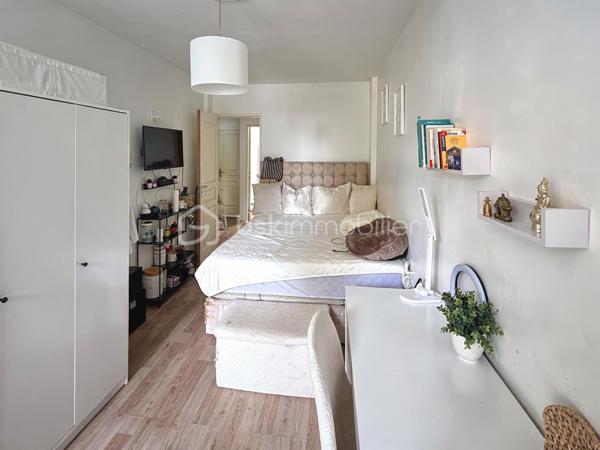🏡 À VENDRE – MAISON FAMILIALE 98 m² À VÉMARS

💰 Prix : 265 000 €

Vous recherchez une maison familiale avec 4 chambres, un extérieur et un environnement calme ? Cette maison située à Vémars pourrait bien vous séduire !

📐 98 m² habitables

🏠 Une maison fonctionnelle et familiale
Au rez-de-chaussée :
• Une cuisine indépendante
• Un salon / séjour convivial
• Un WC indépendant
• Une buanderie
• Un accès à un petit jardin, idéal pour profiter des beaux jours 🌿

À l’étage :
• 4 chambres
• Une salle de bains

✨ Une maison idéale pour une famille, avec des espaces bien répartis et un extérieur facile à entretenir.

📍 Un emplacement pratique
Vémars offre un cadre de vie calme tout en restant proche des commodités :
🎓 École maternelle et école élémentaire dans la commune
🛒 Commerces et services de proximité
🚌 Réseau de bus desservant notamment Roissy / l’aéroport CDG, Louvres et les communes voisines
🚆 Gare de Louvres et gare de Survilliers-Fosses à quelques kilomètres
✈️ Proximité de Roissy-Charles-de-Gaulle et des grands axes routiers
🌳 Environnement résidentiel et espaces verts

Vémars compte notamment une école maternelle et une école élémentaire, ainsi que de nombreux services et équipements de proximité. (Zimo⁠Attachment.png)

💶 265 000 €

📞 Vous souhaitez découvrir cette maison ? Contactez-moi pour plus d’informations ou pour organiser une visite.

Karine – BSK Immobilier
📱 06 50 35 63 00