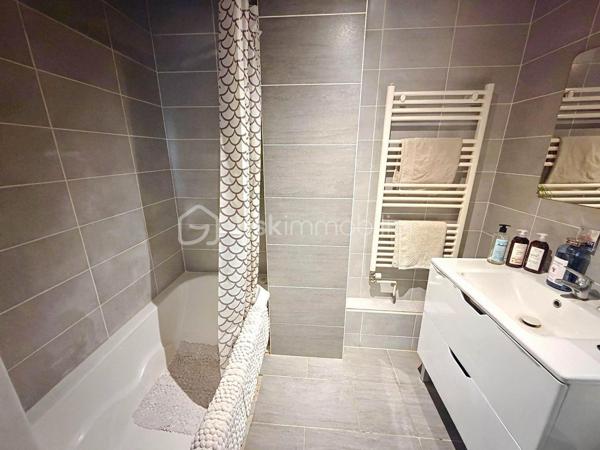 🏡 À VENDRE – MAISON FAMILIALE 98 m² À VÉMARS

💰 Prix : 265 000 €

Vous recherchez une maison familiale avec 4 chambres, un extérieur et un environnement calme ? Cette maison située à Vémars pourrait bien vous séduire !

📐 98 m² habitables

🏠 Une maison fonctionnelle et familiale
Au rez-de-chaussée :
• Une cuisine indépendante
• Un salon / séjour convivial
• Un WC indépendant
• Une buanderie
• Un accès à un petit jardin, idéal pour profiter des beaux jours 🌿

À l’étage :
• 4 chambres
• Une salle de bains

✨ Une maison idéale pour une famille, avec des espaces bien répartis et un extérieur facile à entretenir.

📍 Un emplacement pratique
Vémars offre un cadre de vie calme tout en restant proche des commodités :
🎓 École maternelle et école élémentaire dans la commune
🛒 Commerces et services de proximité
🚌 Réseau de bus desservant notamment Roissy / l’aéroport CDG, Louvres et les communes voisines
🚆 Gare de Louvres et gare de Survilliers-Fosses à quelques kilomètres
✈️ Proximité de Roissy-Charles-de-Gaulle et des grands axes routiers
🌳 Environnement résidentiel et espaces verts

Vémars compte notamment une école maternelle et une école élémentaire, ainsi que de nombreux services et équipements de proximité. (Zimo⁠Attachment.png)

💶 265 000 €

📞 Vous souhaitez découvrir cette maison ? Contactez-moi pour plus d’informations ou pour organiser une visite.

Karine – BSK Immobilier
📱 06 50 35 63 00