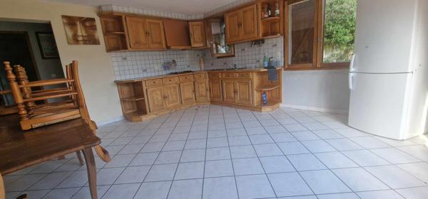 Embrun (05200) Dans quartier résidentiel avec une vue lac et montagne, grande villa composée de 3 appartements