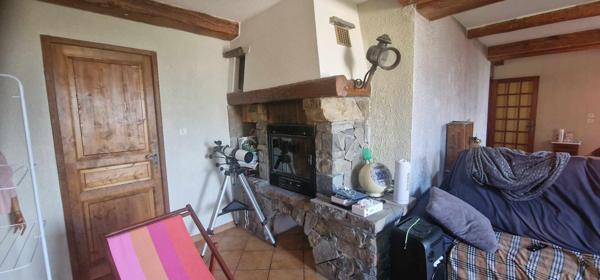 Embrun (05200) Dans quartier résidentiel avec une vue lac et montagne, grande villa composée de 3 appartements