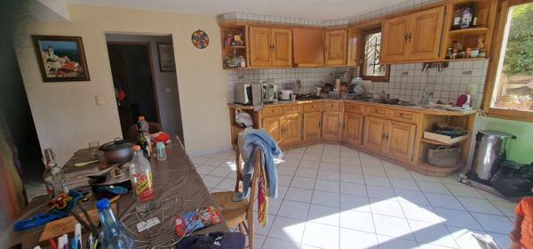 Embrun (05200) Dans quartier résidentiel avec une vue lac et montagne, grande villa composée de 3 appartements