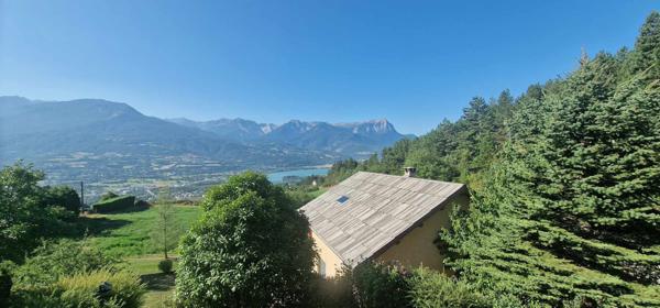 Embrun (05200) Dans quartier résidentiel avec une vue lac et montagne, grande villa composée de 3 appartements