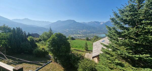 Embrun (05200) Dans quartier résidentiel avec une vue lac et montagne, grande villa composée de 3 appartements