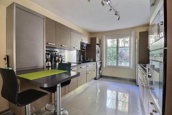 Appartement avec jardin 4 pièce(s) 132 m2 Carrez+ Véranda de 19m² + deux places de parking