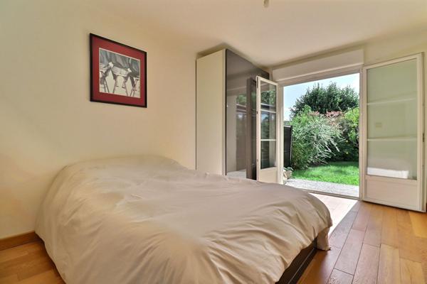 Appartement avec jardin 4 pièce(s) 132 m2 Carrez+ Véranda de 19m² + deux places de parking