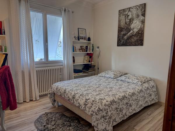 Villeneuve-sur-Lot (47300) Villeneuve sur lot, dans quartier très recherché, villa des années 50 en très bon état, 3 chambres et jardin