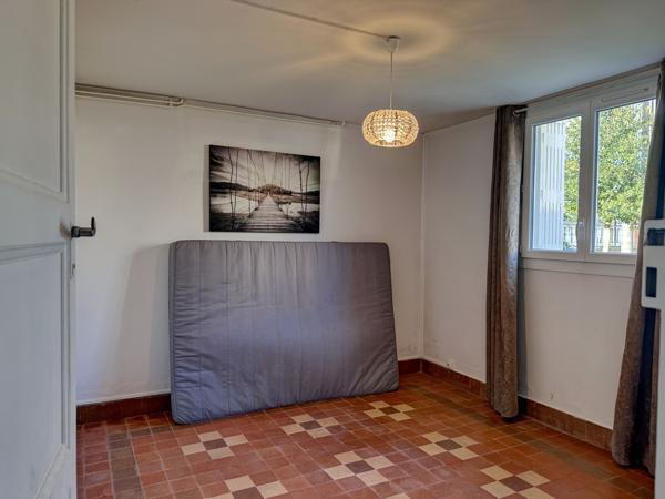 Villeneuve-sur-Lot (47300) Villeneuve sur lot, dans quartier très recherché, villa des années 50 en très bon état, 3 chambres et jardin