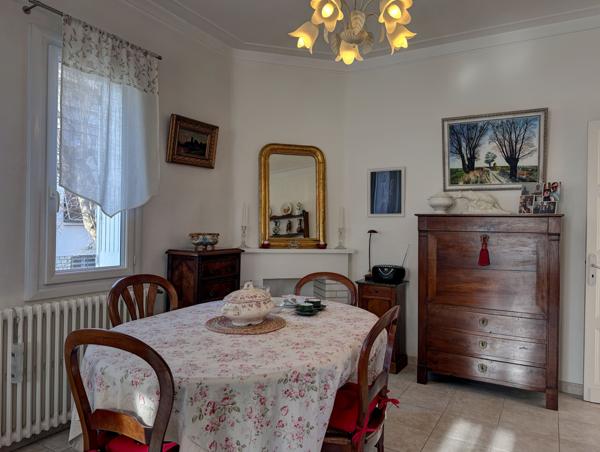 Villeneuve-sur-Lot (47300) Villeneuve sur lot, dans quartier très recherché, villa des années 50 en très bon état, 3 chambres et jardin