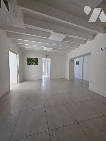 Saint Cloud - Maison centre ville 3 chambres avec sous sols, garage et jardin 
